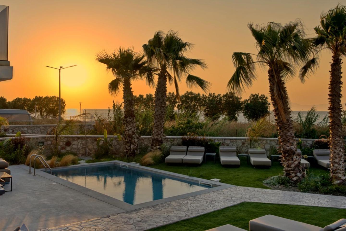 Penélope Beachfront Villa Kremastí Exterior foto